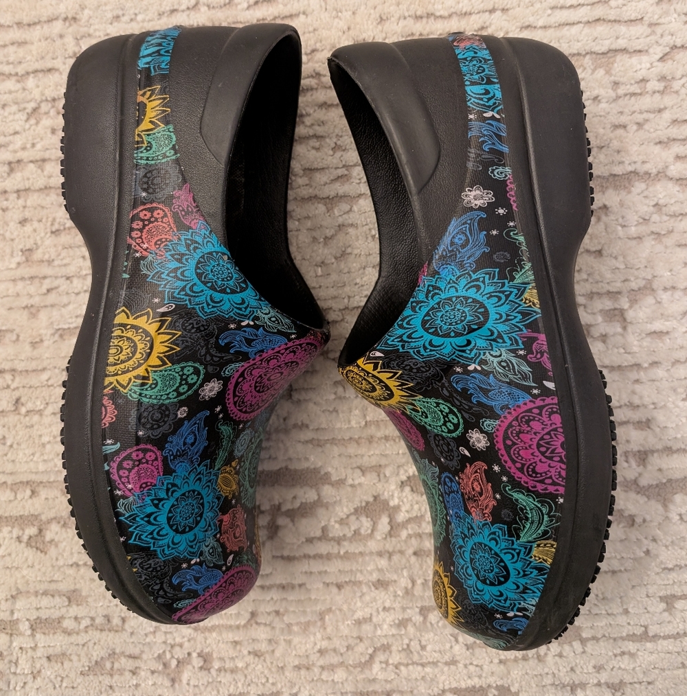 Crocs Dual Comfort Neria Pro II Print Women’s Nurse Clogs Sz. 9 Non-slip